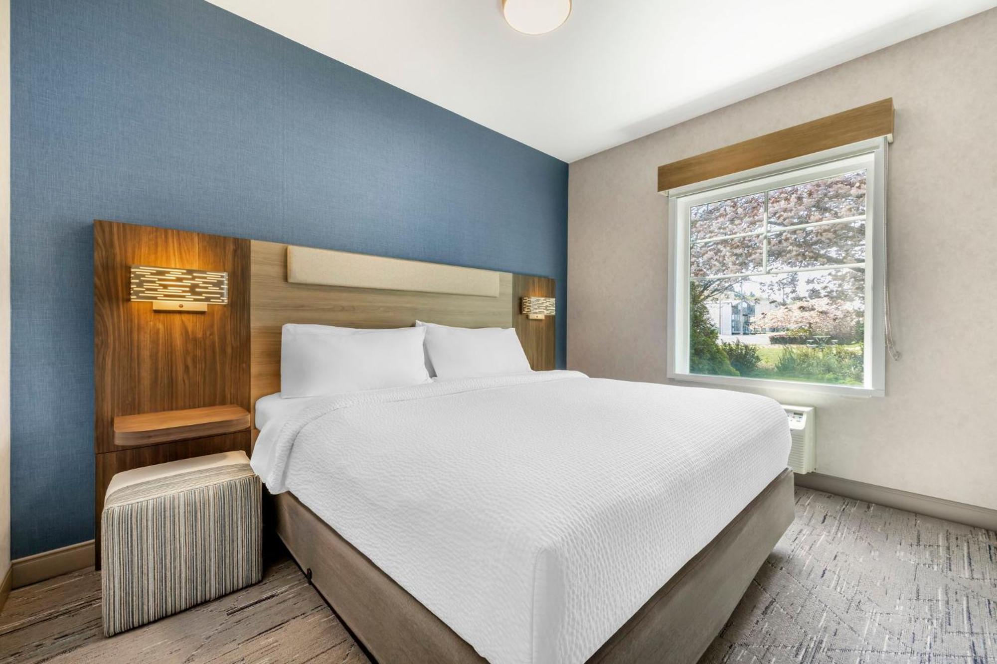 Express & By Ihg Hotel Astoria