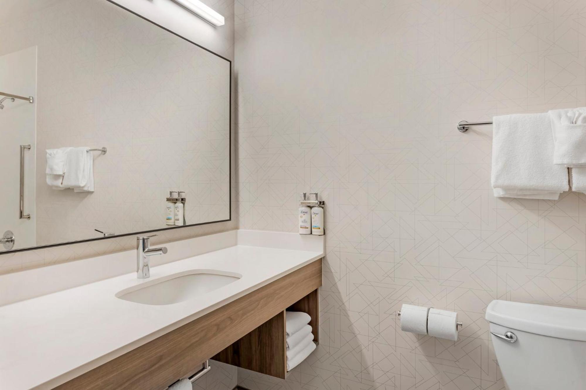 Hotel Express & By Ihg Astoria