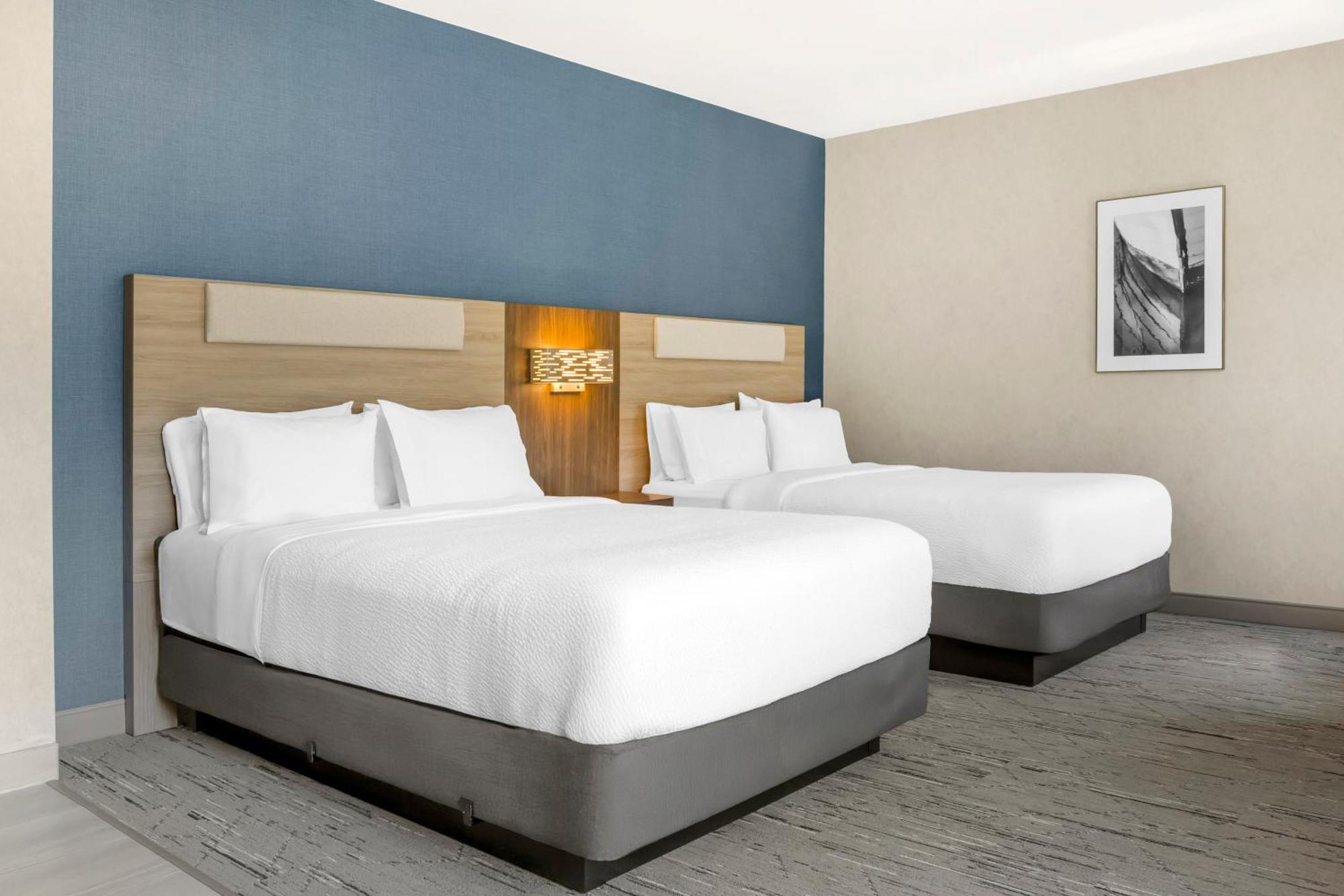 Express & By Ihg 2*