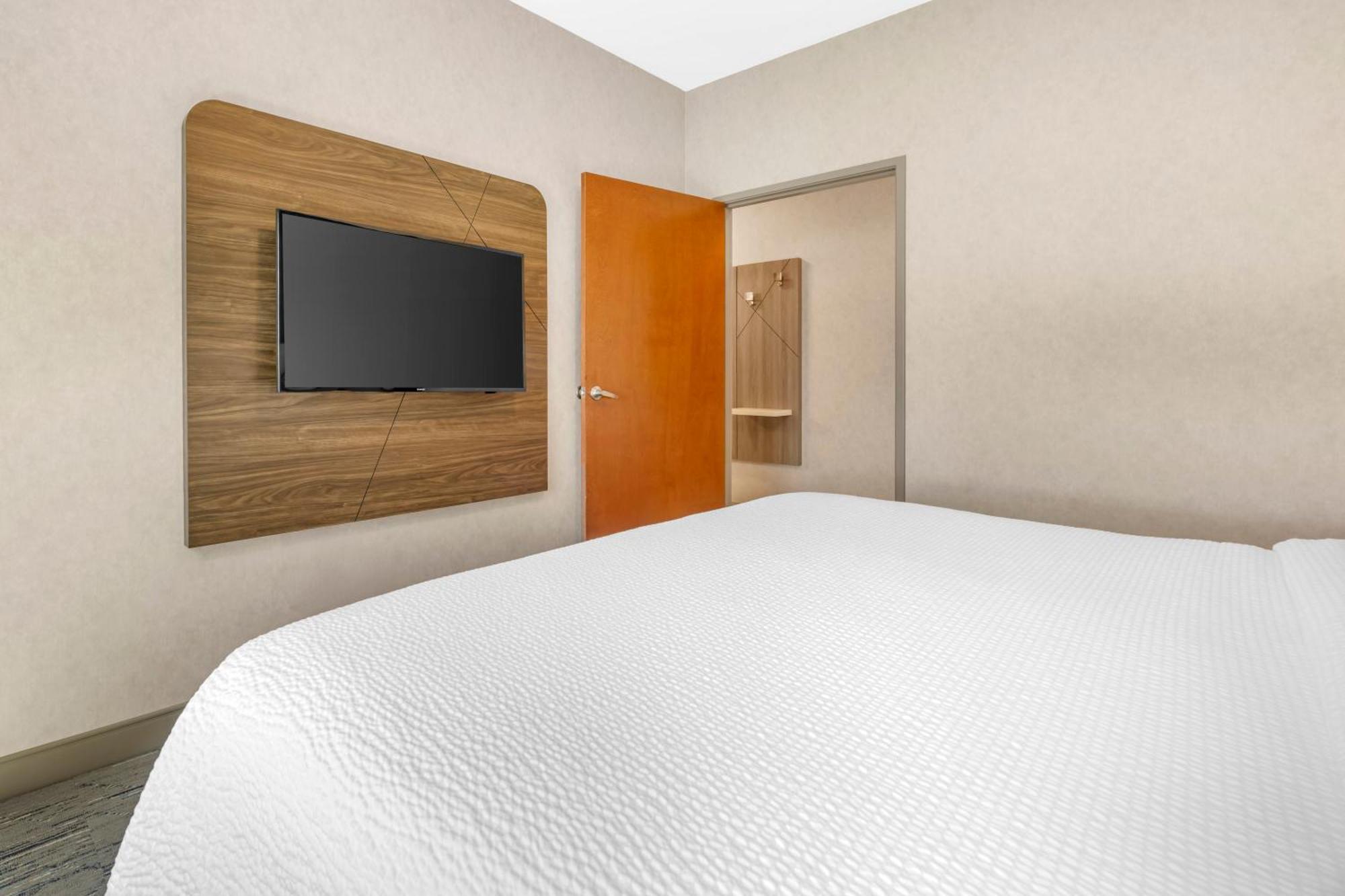 Express & By Ihg Astoria